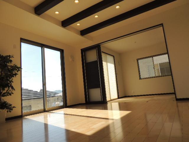 Other introspection. We look at the sum space from dining.  May day, It is a good space of feelings. 