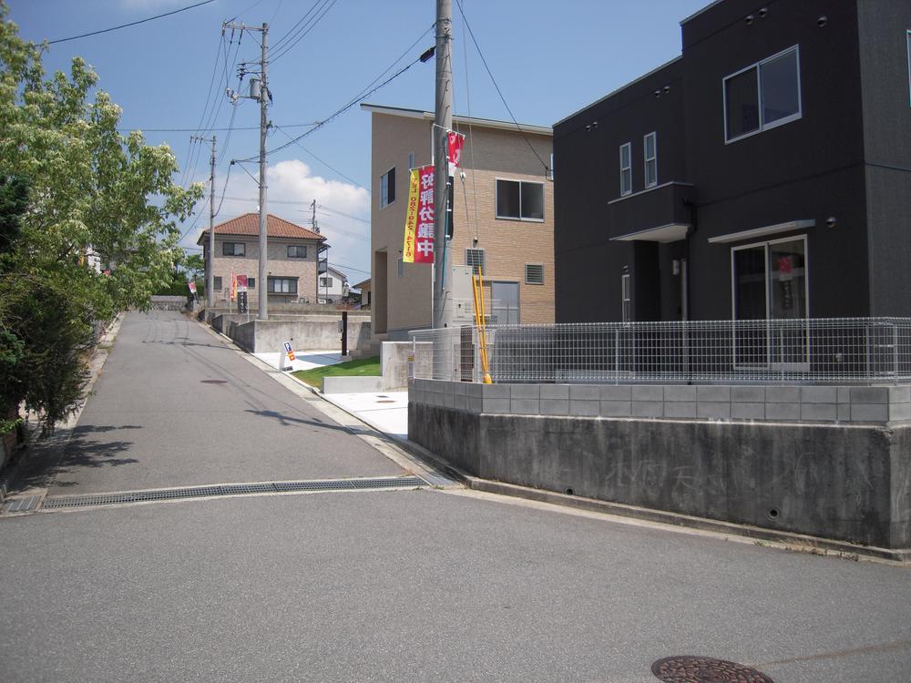 Local photos, including front road. Wide road of corner lot