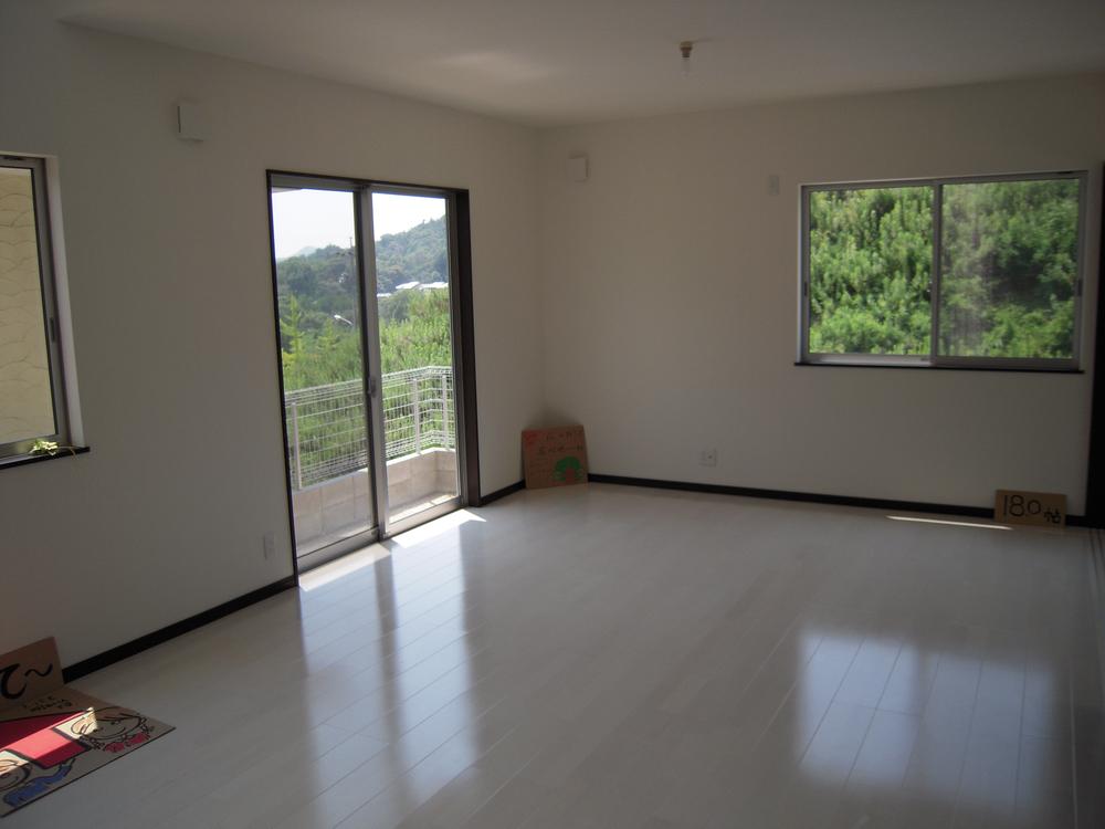 Living. Spacious living room