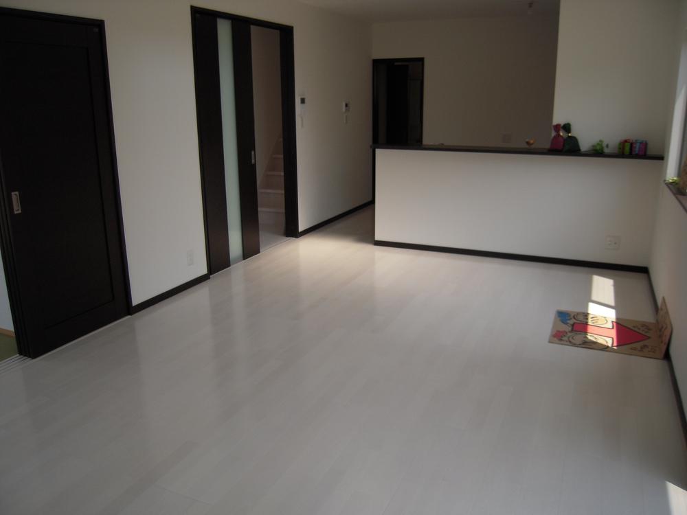 Same specifications photos (living). Is there a feeling of opening