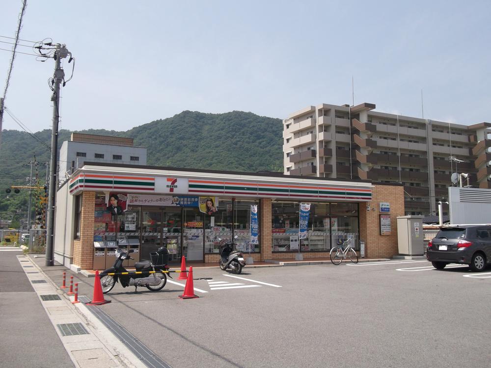 Convenience store. 650m to Seven-Eleven