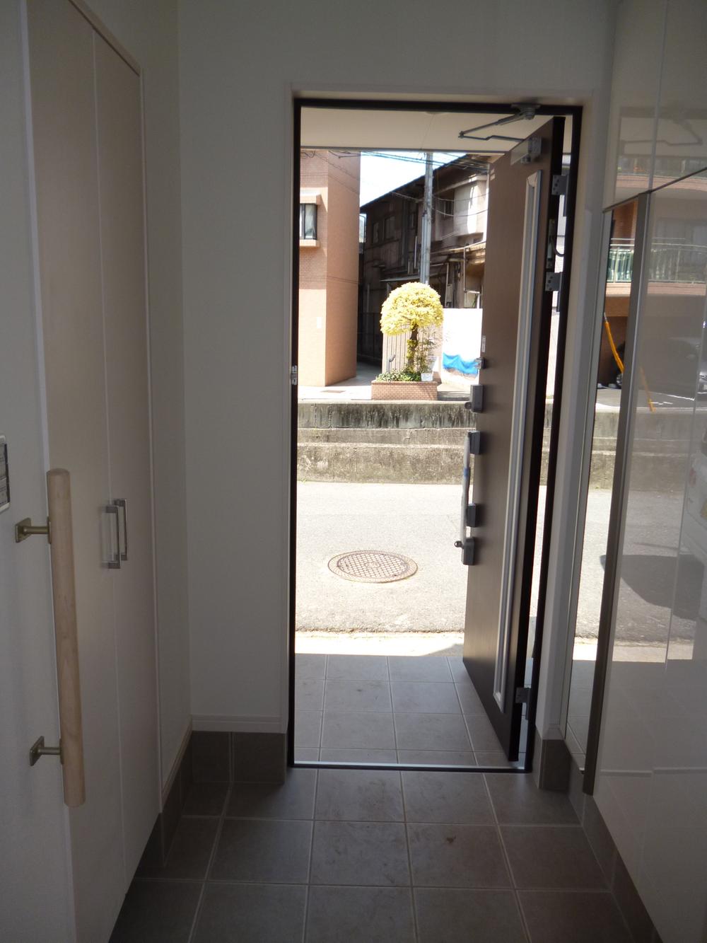 Entrance. The dirt floor storage in the front door next to, Usability is useful.