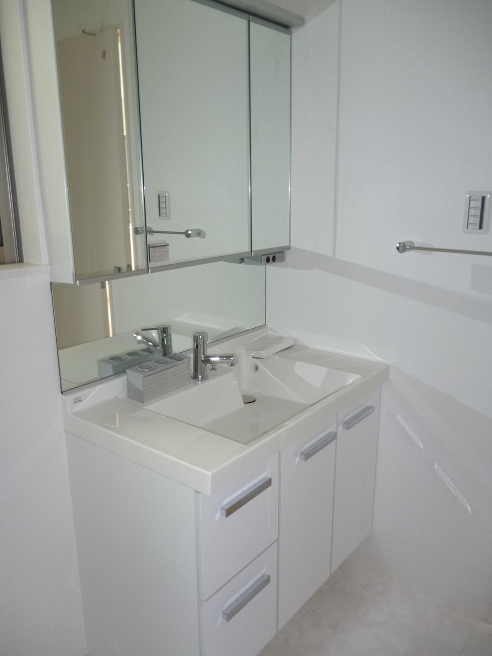 Wash basin, toilet. Vanity of three-sided mirror, Since the back of the mirror can be stored, Basin around is neat.