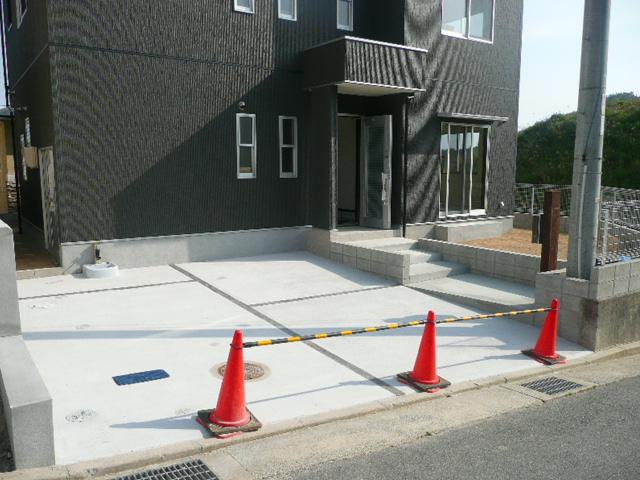 Parking lot. Worry wife in a spacious car space