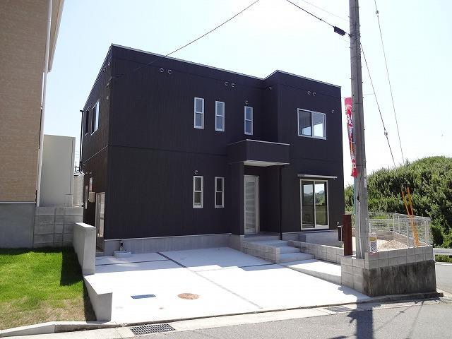 Local appearance photo. Day in the corner lot, Ventilation is good. 