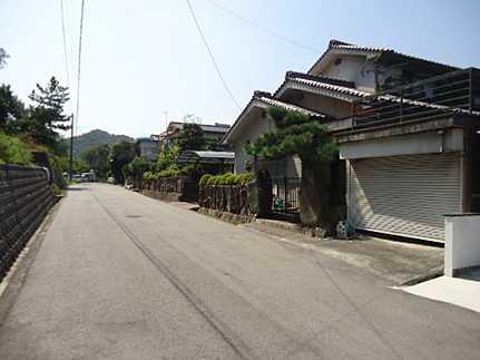 Local photos, including front road. Since the front road is wide parking luggage wholesale also Easy
