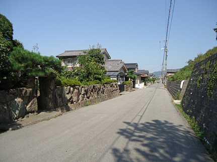 Local photos, including front road. Since the front road is wide parking luggage wholesale also Easy