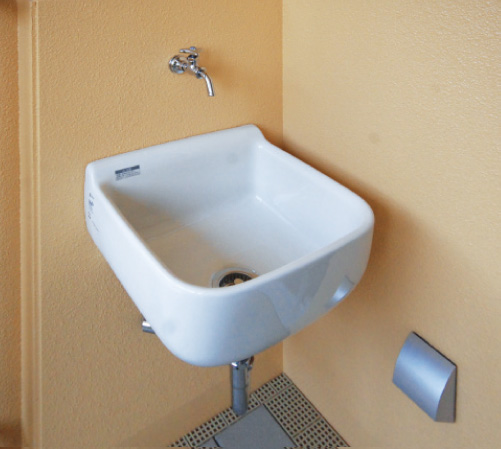 balcony ・ terrace ・ Private garden.  [Come in handy, such as in gardening, Slop sink] Installing a slop sink is on the balcony. Gardening work and sneakers ・ Such as when you wash the outdoor goods, It takes an active part in the colorful scenes of life.