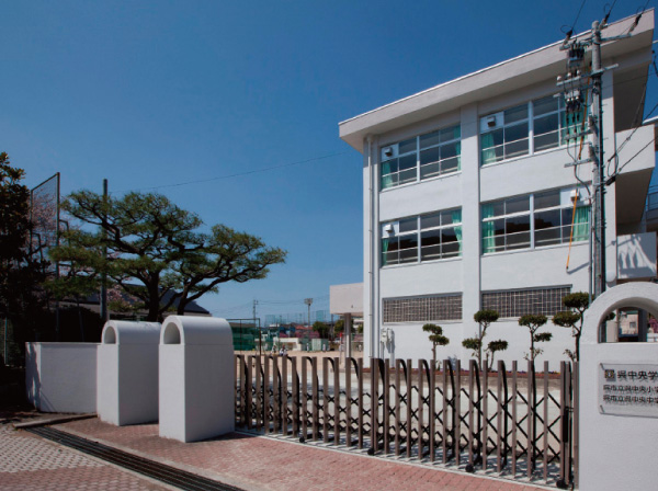 Surrounding environment. Wu Central School (Kure TatsuKure Central Elementary School ・ Junior high school) (about 870m / 11-minute walk)