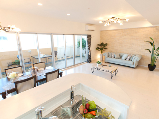 Room and equipment. A type of LDK has realized the breadth of about 22.5 tatami room. Large space of about 27 tatami mats Continuing with the Japanese-style room! Home party also feel free (shooting in the gallery. Different from the condominium dwelling unit. )