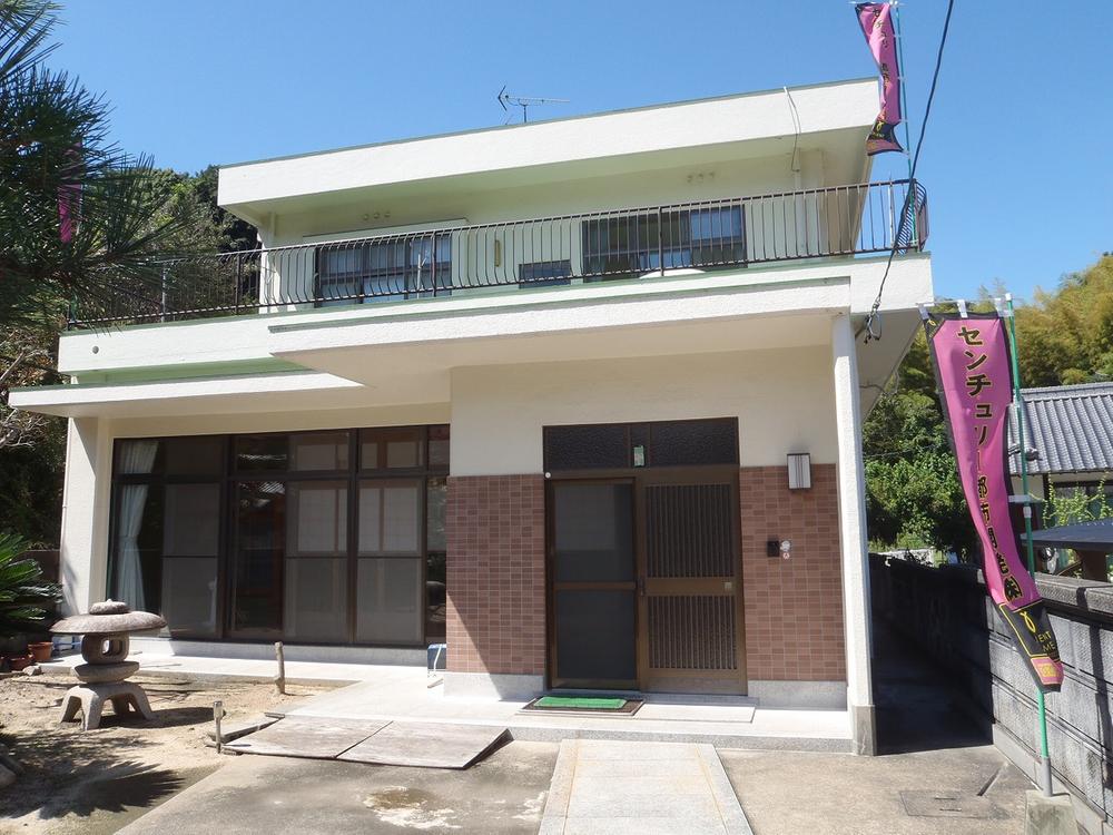 Local appearance photo. The building is a panoramic view