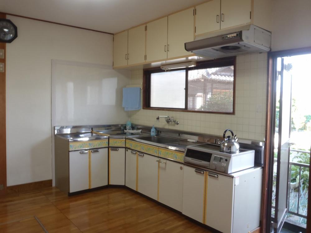 Kitchen. Easy-to-use L-time type kitchen