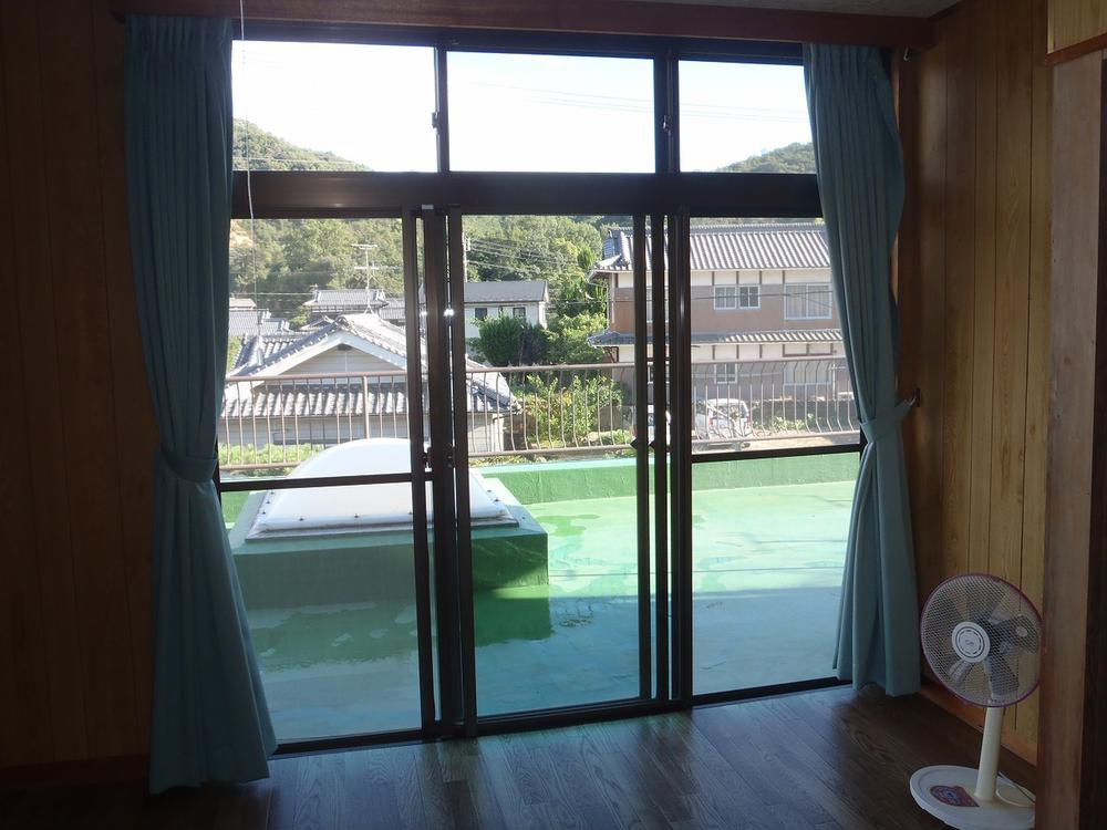 Non-living room. It goes out to the open deck from the second floor Western-style