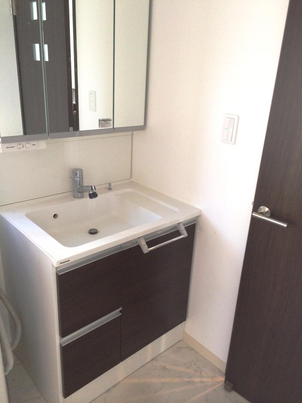 Wash basin, toilet. Wash basin