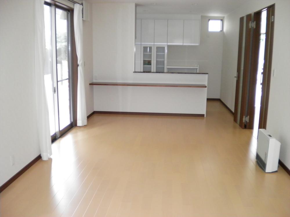 Living. Everyone your family is comfortable and welcoming spacious LDK. This face-to-face kitchen where you can enjoy a conversation with your family, even while cooking. 