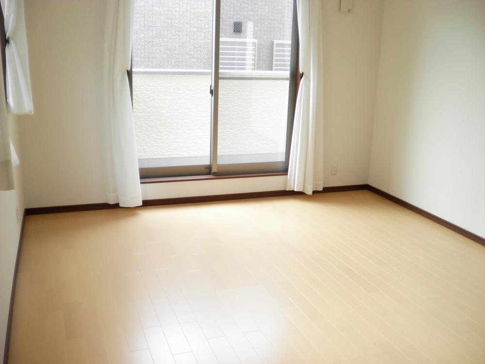 Other introspection. What the room also and then insert a bright light from the south. The second floor is a 3-rooms both with veranda. 