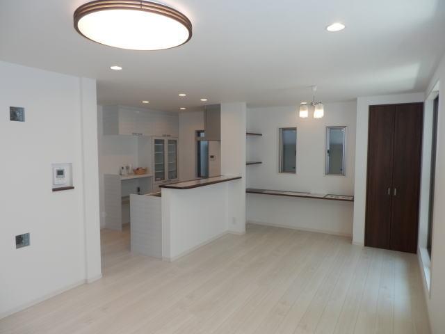 Living. 18 Pledge of LDK, It opens onto a wide balcony. Eco-carat and glass block, Produce a fashionable one-point cross. 