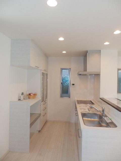 Kitchen. Housed in the cupboard is also happy to. Dish washing and drying machine, Curran with water purifier, IH is a system kitchen with a cooking heater. 