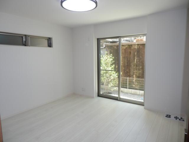 Non-living room. The first floor of an 8-quires bedroom. (It is with fire shutter in part sweep. )