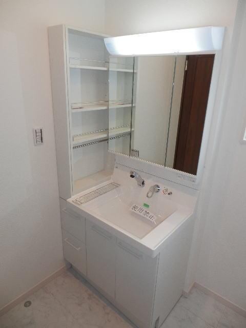 Wash basin, toilet. Three-sided mirror vanity side with board. 