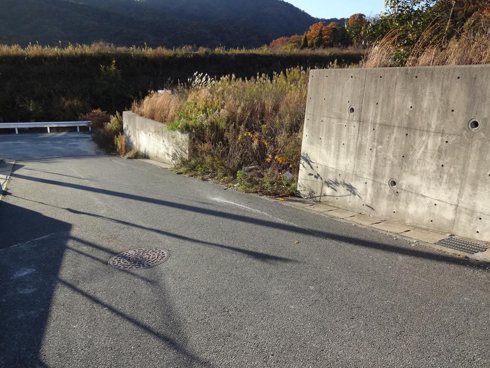 Local photos, including front road. Local (11 May 2013) Shooting