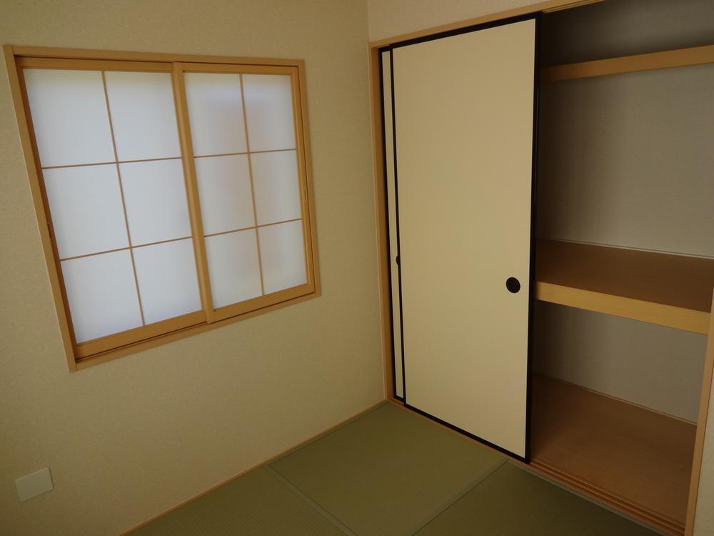 Wash basin, toilet. Indoor (11 May 2013) Shooting