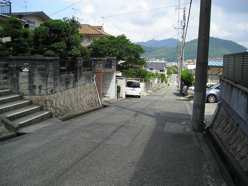 Local photos, including front road. The entire road 5m