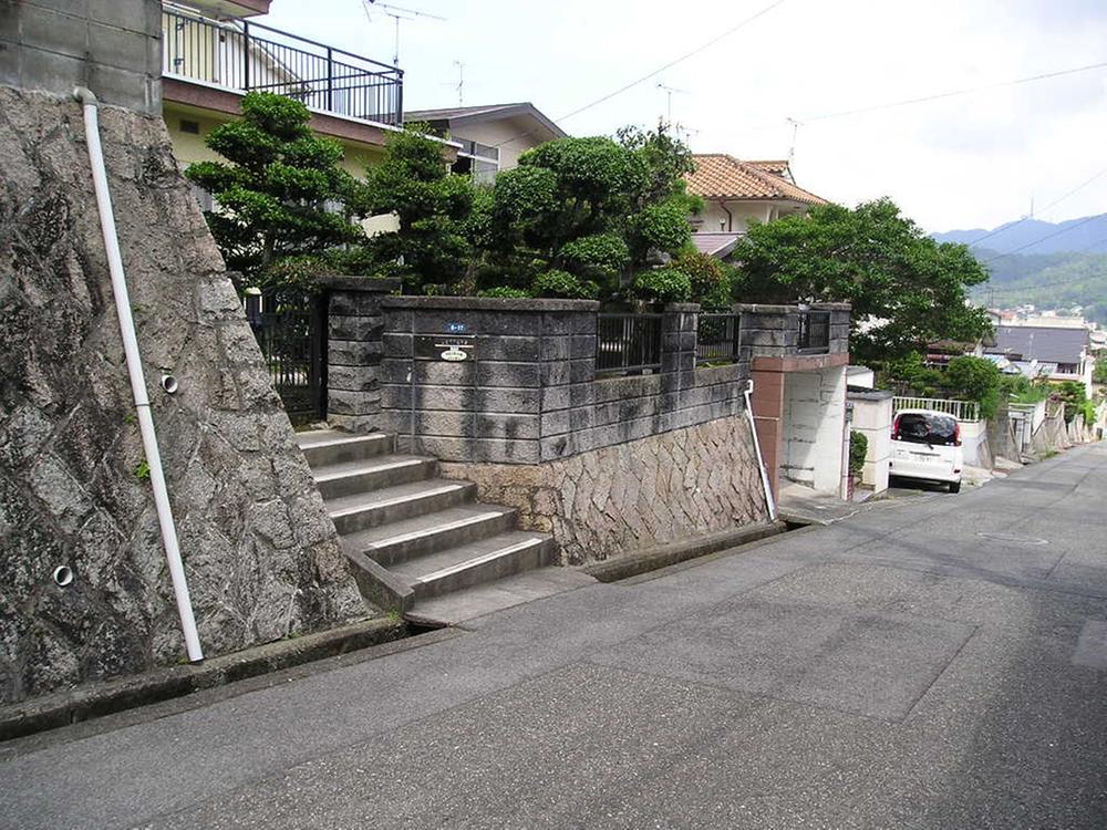Local photos, including front road. Front road width 5m