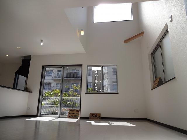 Same specifications photos (living). Atrium of living is bright also plug natural light, There is also a sense of relief