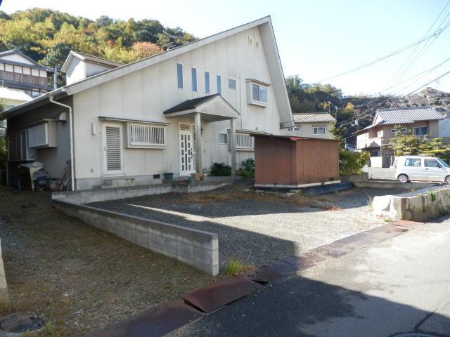 Local appearance photo. It is taken from the front road.