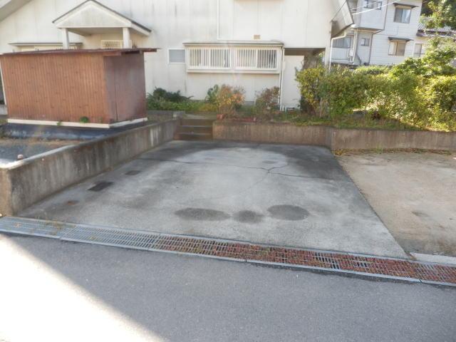 Parking lot. Parallel parking two Allowed.