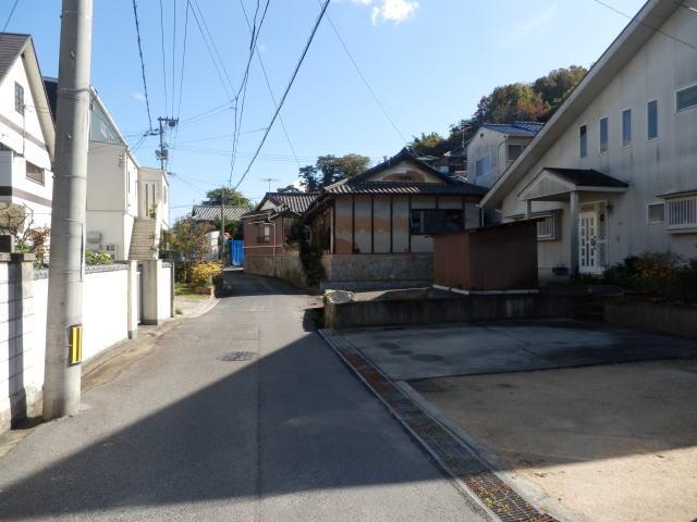 Local photos, including front road. A quiet residential area, Is a picture from the front road.