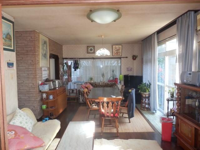 Living. It is sunshine full of spacious LDK from south.