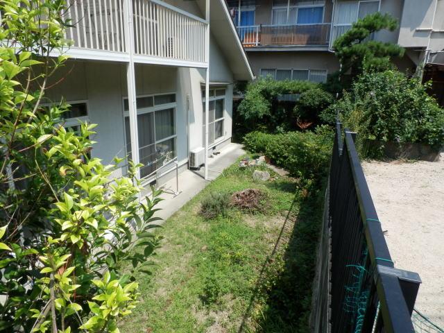 Garden. Spacious garden space of yang those good of the south.