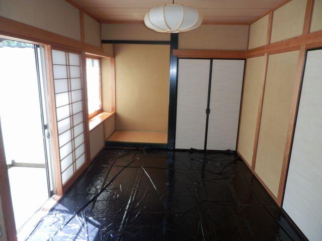 Non-living room. It is the first floor of 6 quires of Japanese-style room on the west side.