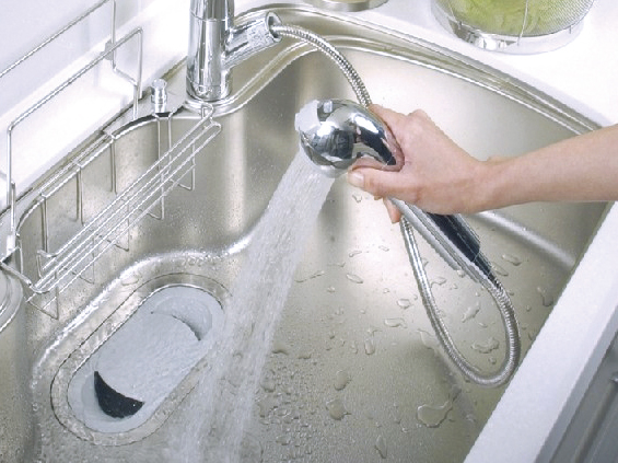 Kitchen.  [Water purifier function with hand shower faucet] And hot water setting is possible with one hand, Easy switching of the rectification and shower. Since the pull out the shower head in front, You can clean up every nook and corner of the sink.  ※ When you use the water purification of hot water, Please once boiled.  ※ For more information, please contact the person in charge.