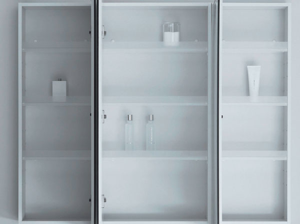 Bathing-wash room.  [Three-sided mirror back storage] Clean-up can clutter tend to wash goods and cosmetics is housed in a counter. Shelf is possible wash to remove.