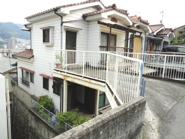 Local appearance photo. Small car one can park on the bridge