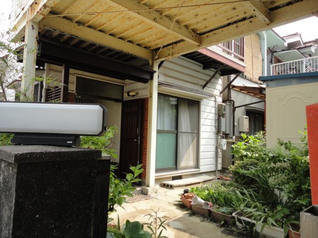 Entrance. There is also a garden on the first floor entrance before