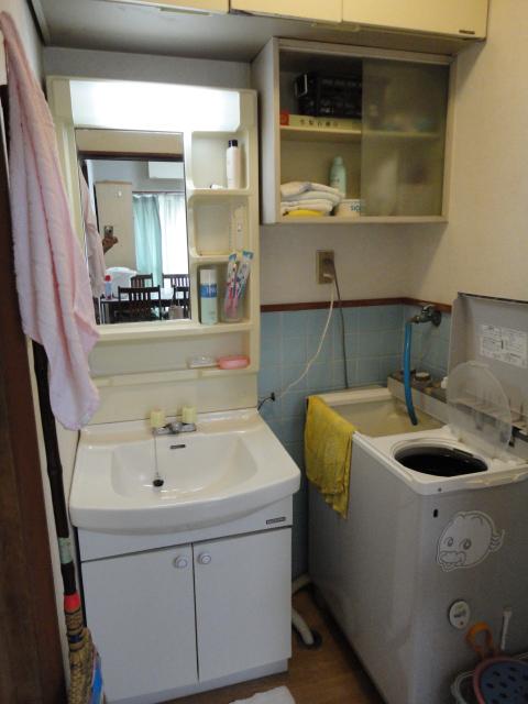 Wash basin, toilet. Washroom before bathroom, There is a DK next to it