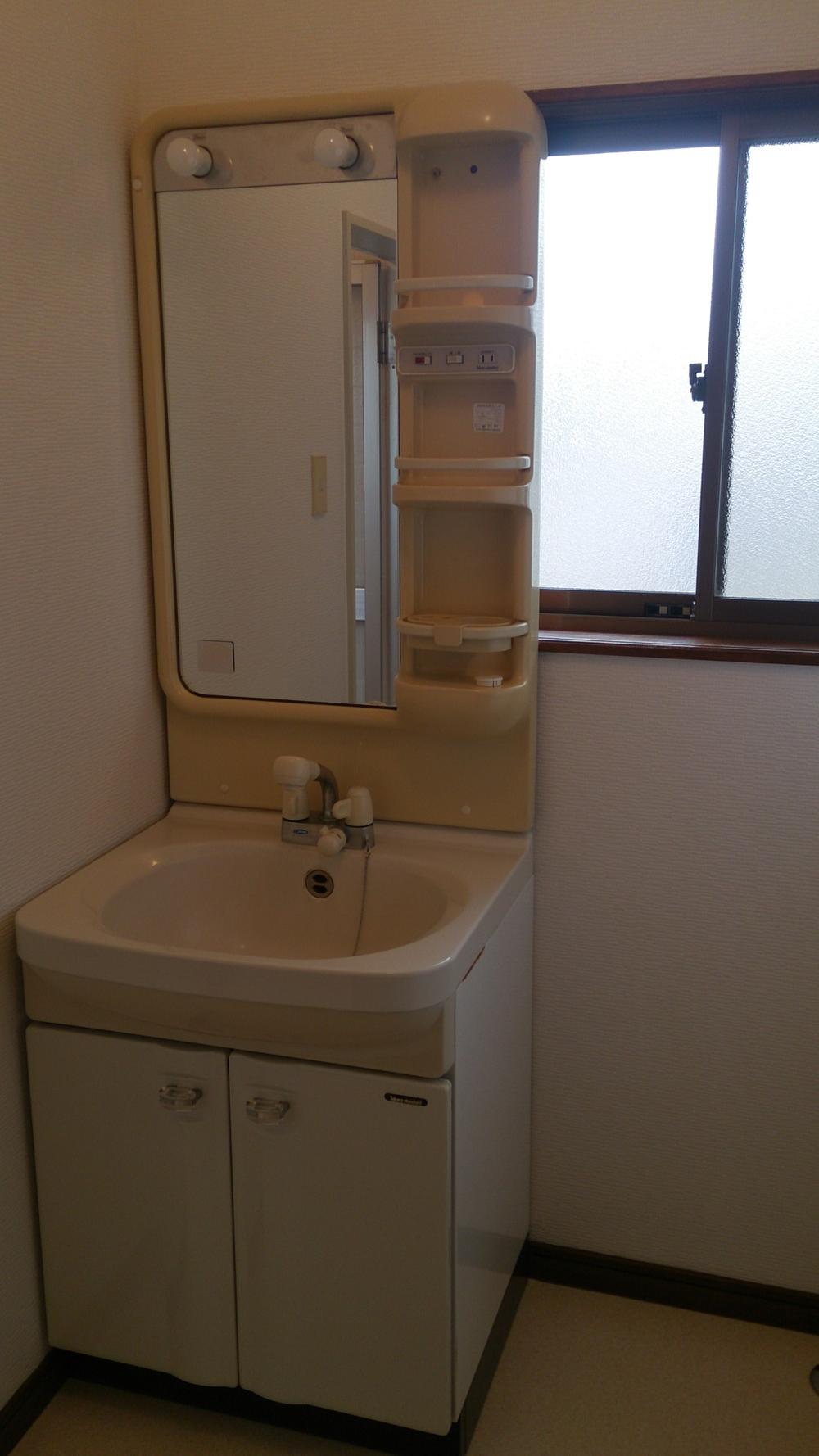 Wash basin, toilet. Indoor (11 May 2013) Shooting