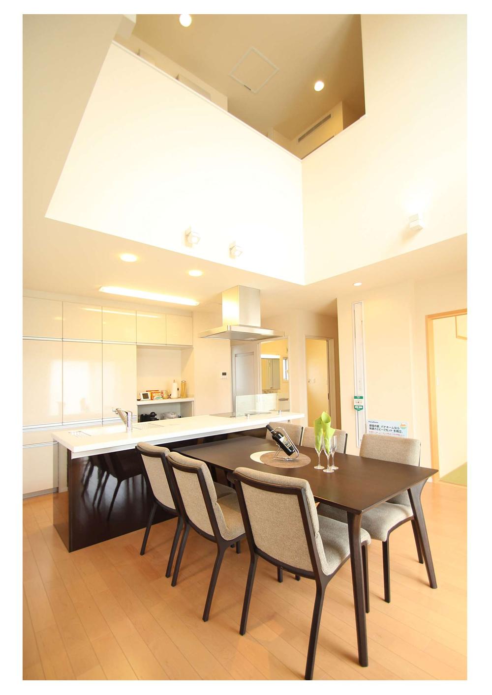 Non-living room. Dining flooded with atrium airy