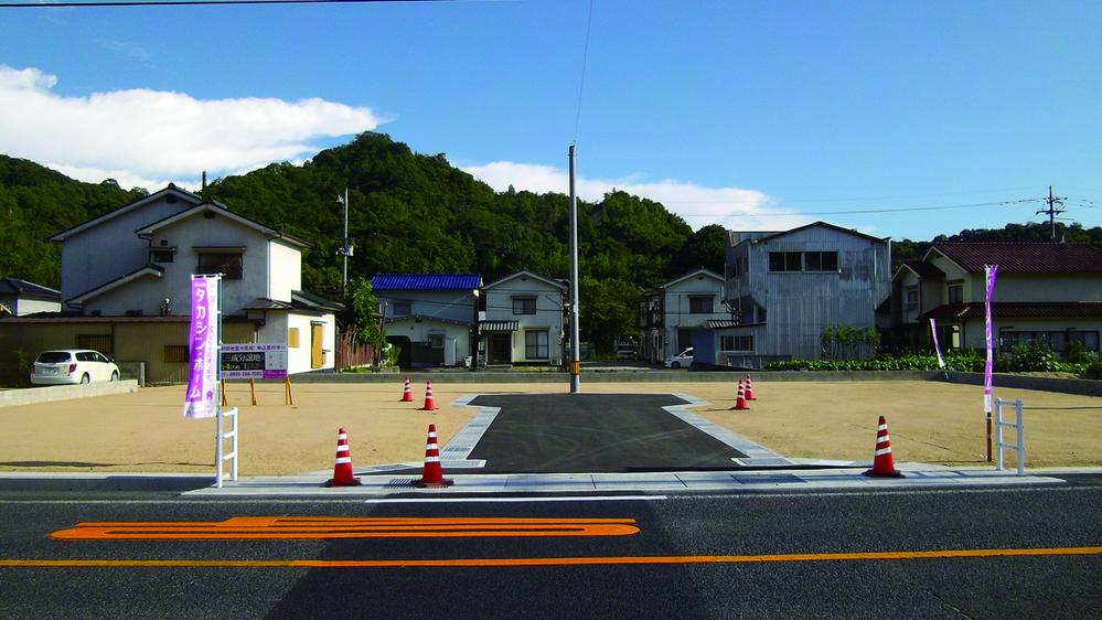 Local photos, including front road. Local (August 2012) shooting