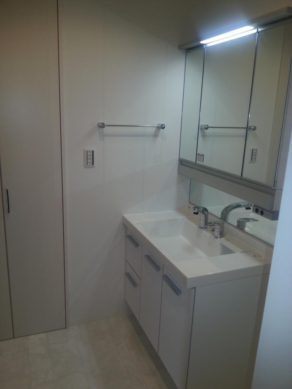 Wash basin, toilet. Local (September 2013) Shooting