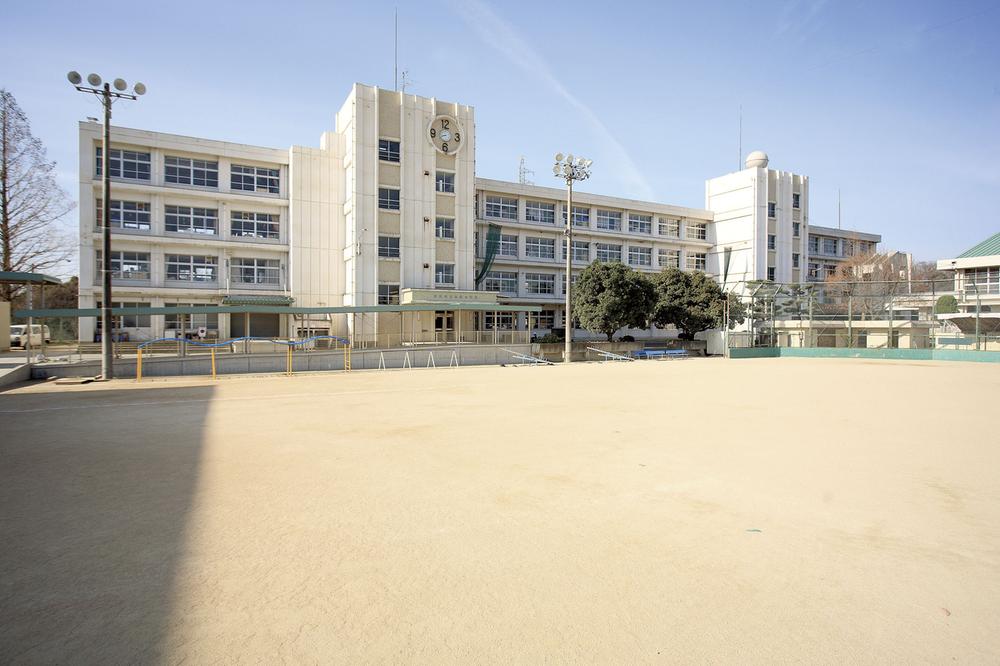 Primary school. 1540m to Onomichi City Takasu Elementary School