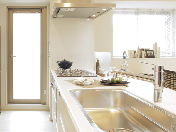 Kitchen.  [Enhance the usability, Kitchen was devised to detail] Adopt a hard artificial marble top plate scratches and dirt in the kitchen. Elegant and to produce a kitchen that feeling of luxury. Range hood adopts the same hourly wage exhaust type to keep the indoor environment comfortable. Current plate is your easy-care made of enamel.  ※ Less than, All interior photos of the web is E-type model room plan (paid / Application deadline Yes / Some paid option included)