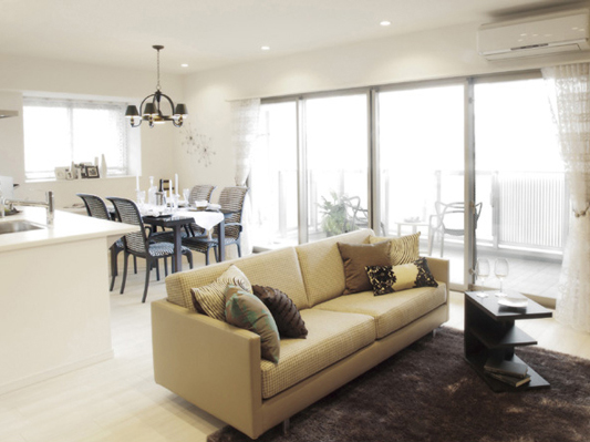 Room and equipment. living ・ Increase the sense of unity with the open-air terrace dining window, Adopt a "center open sash" to achieve a greater sense of openness. (living ・ dining)