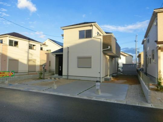 Local photos, including front road. Current