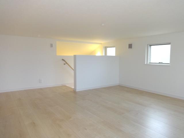 Other. With attic storage to climb the stairs! 5LDK Tomo can be used as a single room! Bright attached also window!