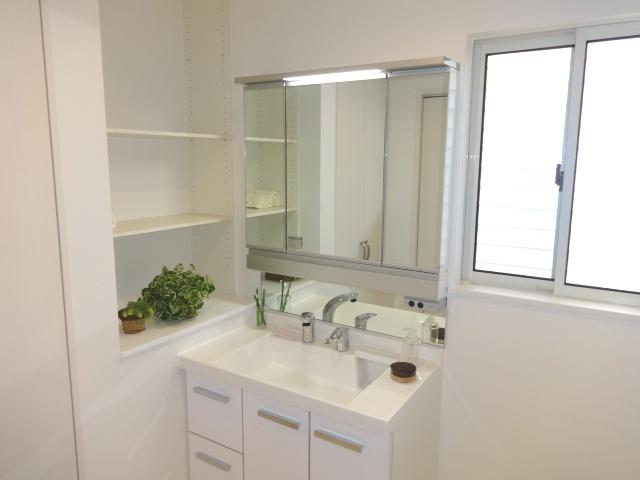 Wash basin, toilet. Local (10 May 2013) Shooting